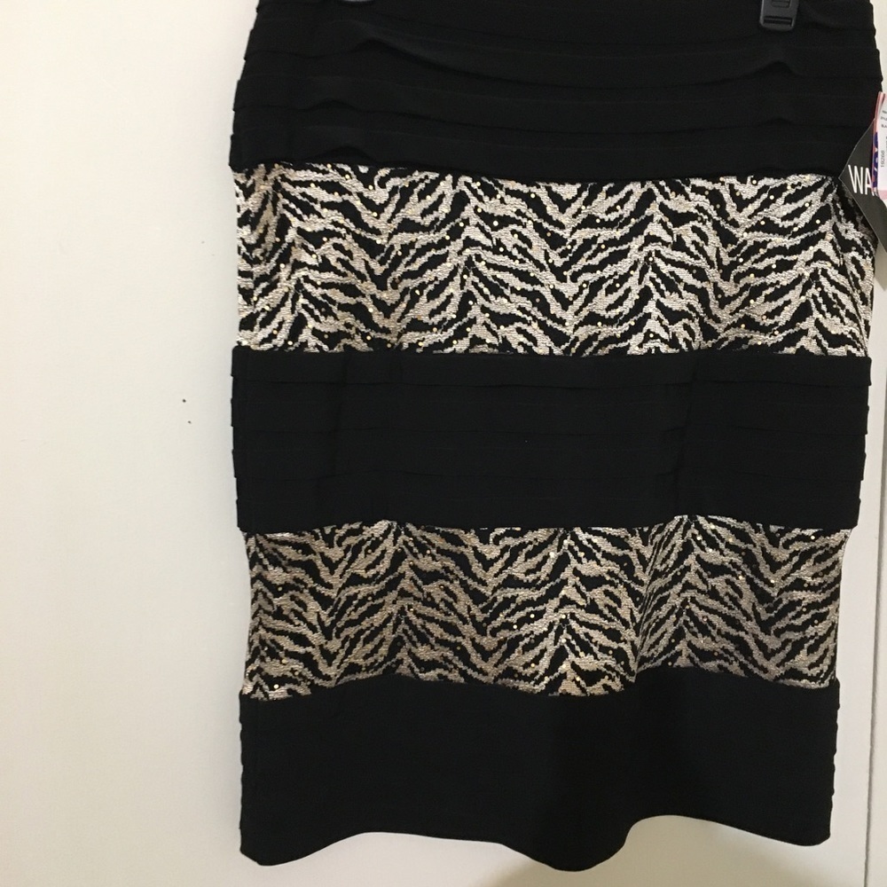 3/$28❤️R&M Richards Black and gold skirt what tag size 10